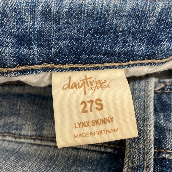 Daytrip Lynx Distressed Skinny Jeans - Picture 6 of 7